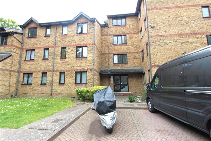 1 Bedroom Flat To Rent In Gartons Close, Enfield, EN3