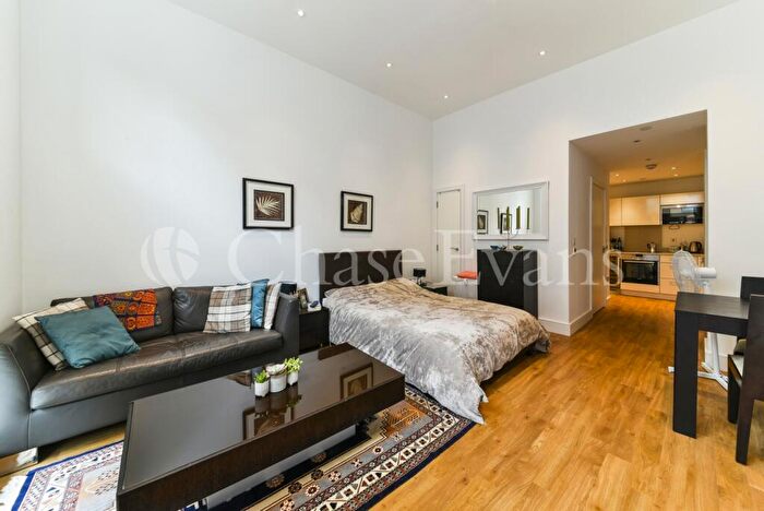Flat To Rent In Queensland Road, Islington, London, N7