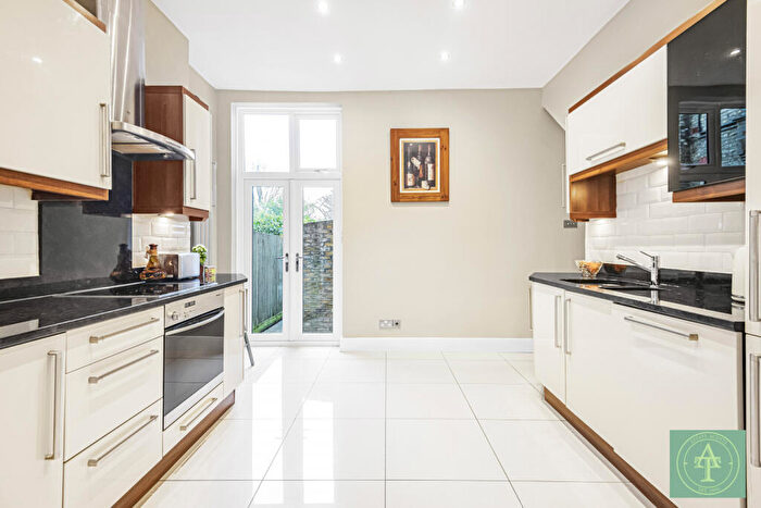 2 Bedroom Flat For Sale In Conway Road, London, N14