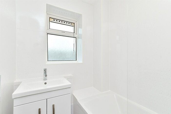 2 Bedroom Flat For Sale In Lockwood Crescent, Woodingdean, Brighton, East Sussex, BN2