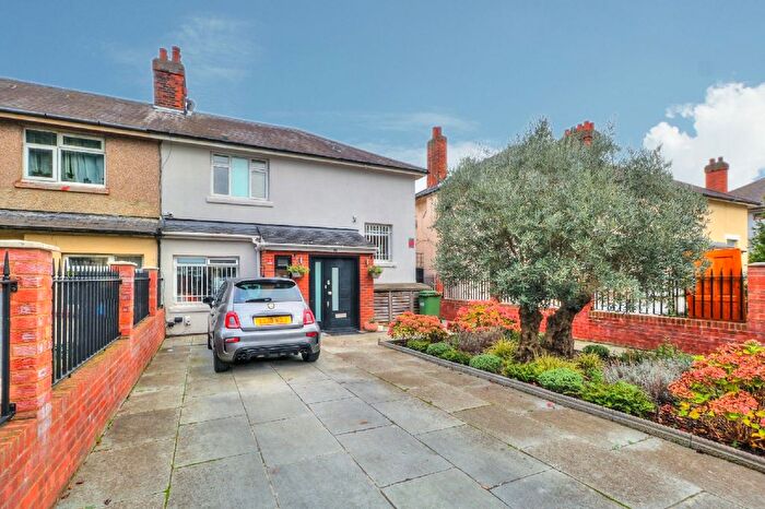 4 Bedroom Semi-detached House For Sale In First Avenue, West London, W3