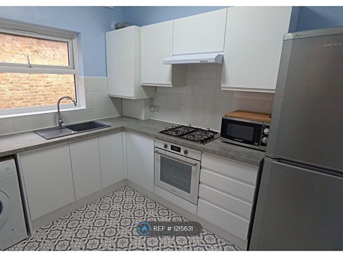 3 Bedroom Flat To Rent In Calais Street, London, SE5
