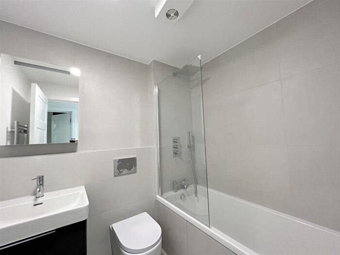 2 Bedroom Flat To Rent In Frobisher Road, London, N8