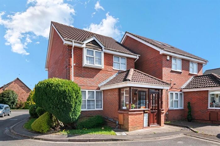 3 Bedroom Detached House For Sale In Dunsmore Close, Hayes, Middlesex, UB4