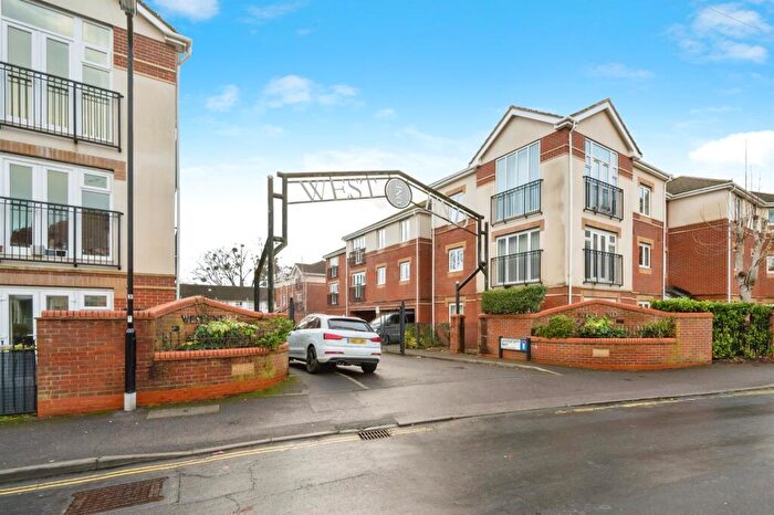 2 Bedroom Apartment For Sale In Langstaff Way, Southampton, SO18