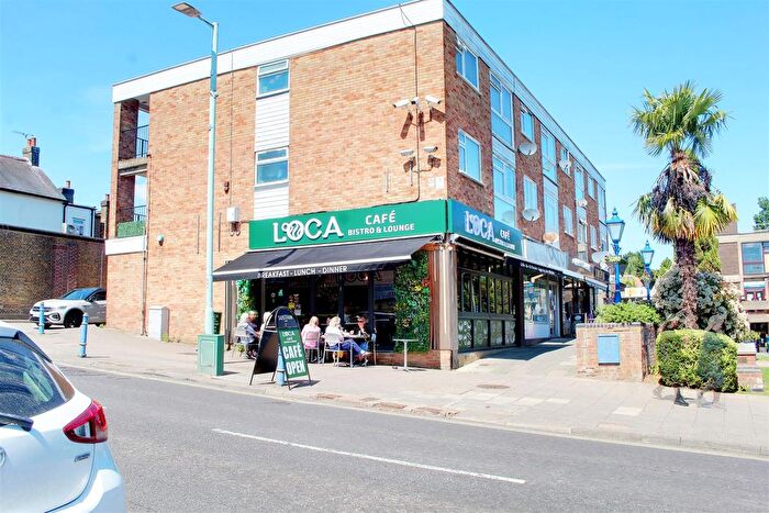 2 Bedroom Flat To Rent In Maynard Place, Cuffley, EN6