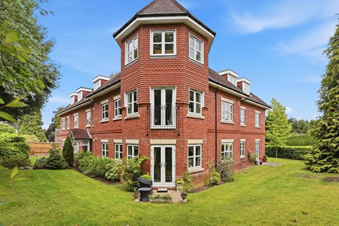 2 Bedroom Flat For Sale In The Avenue, Oaklands, KT20