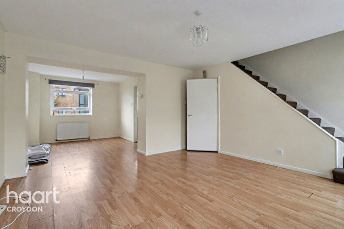 2 Bedroom Maisonette For Sale In Cotelands, Croydon, CR0