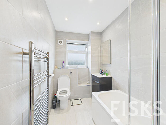 3 Bedroom End Of Terrace House To Rent In Lincoln Way, Canvey Island, SS8