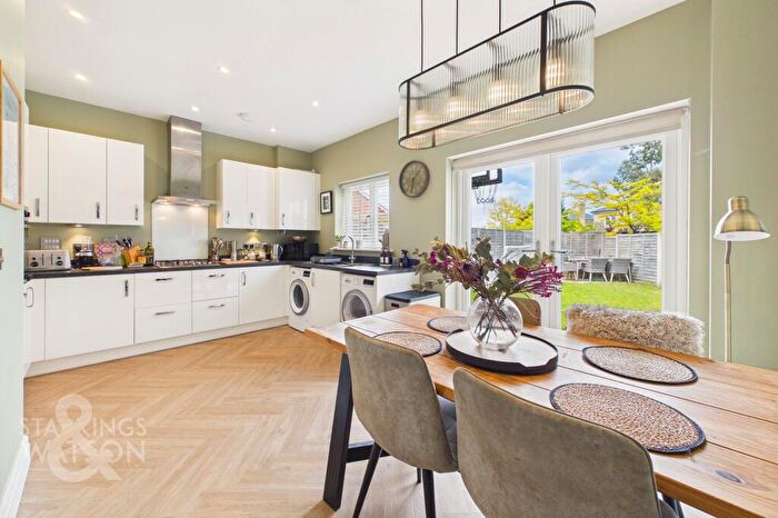 3 Bedroom Semi Detached House For Sale In Oak Avenue, Loddon, Norwich, NR14