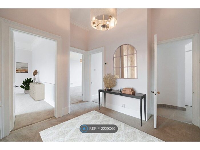 3 Bedroom Flat To Rent In Blackheath, London, SE3