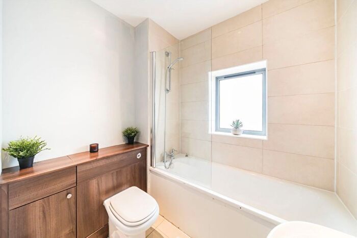 2 Bedroom Flat For Sale In Corben Mews, London, SW8