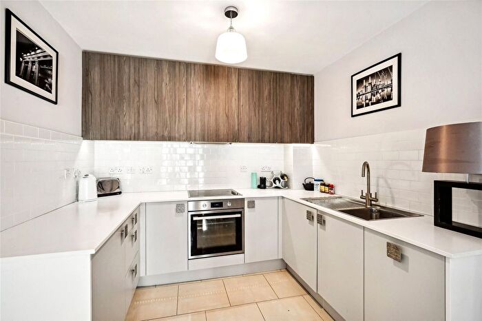 1 Bedroom Flat To Rent In Battersea Park Road, London, SW8
