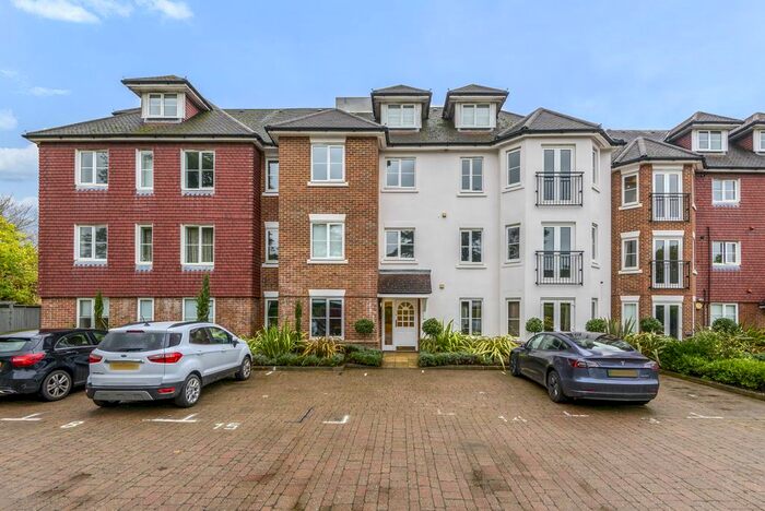 2 Bedroom Flat To Rent In Oatlands Chase, Weybridge, Surrey, KT13