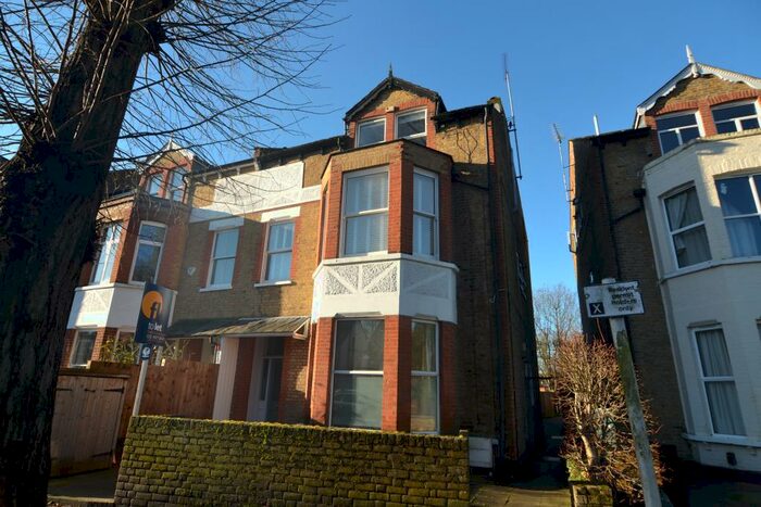 2 Bedroom Apartment To Rent In Glamorgan Road, Hampton Wick, Middlesex, KT1