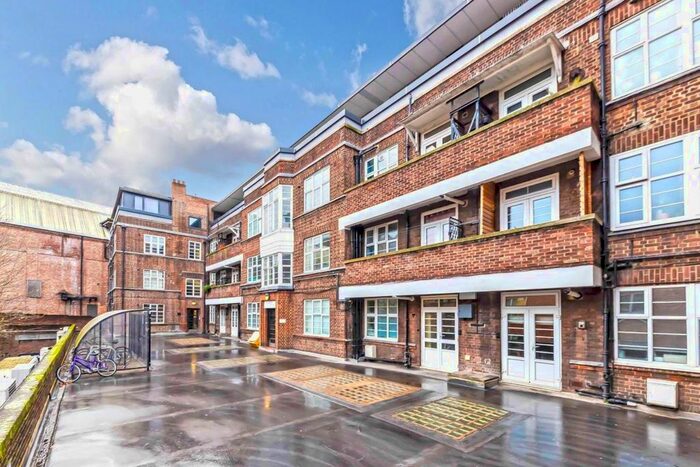 2 Bedroom Flat To Rent In Streatham High Road, London, SW16