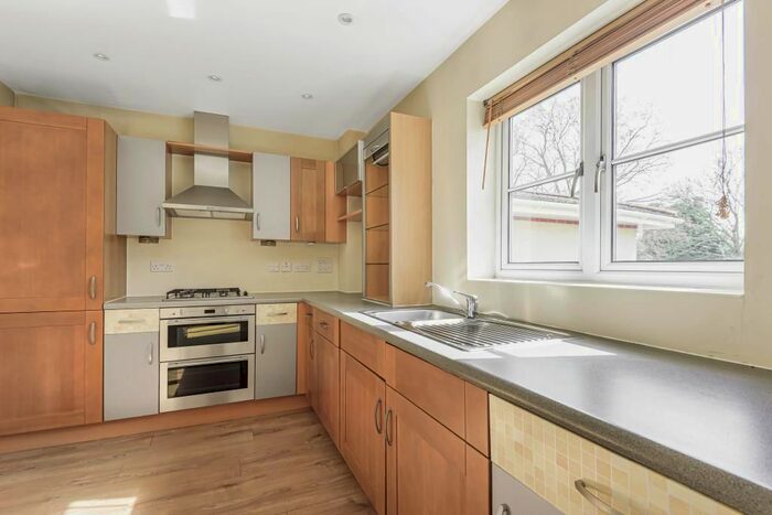 2 Bedroom Flat To Rent In Rowley Close, Bracknell, RG12