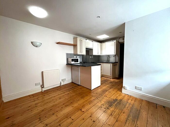 Flat To Rent In Northernhay Street, Exeter, EX4