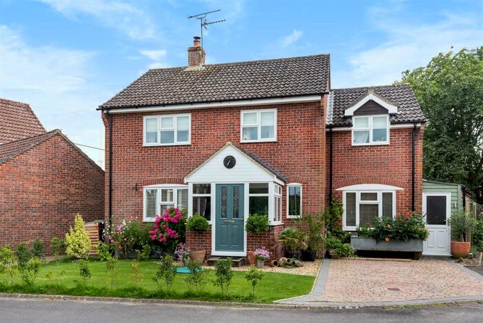 4 Bedroom Detached House For Sale In Yew Tree Close, Chirton, SN10