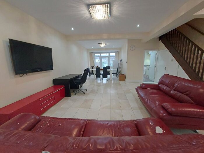5 Bedroom Detached House To Rent In Ilford, Redbridge, IG4