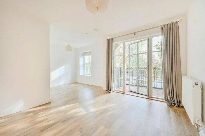 1 Bedroom Flat To Rent In Palladian Gardens, Chiswick, London, W4