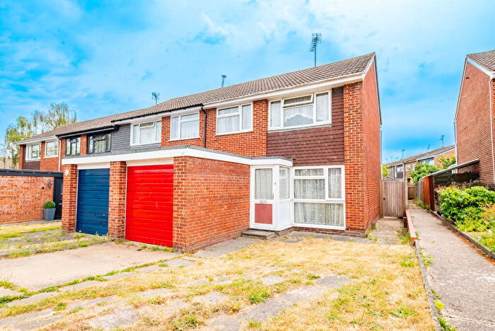3 Bedroom End Of Terrace House For Sale In Kingfisher Drive, Yateley, Hampshire, GU46