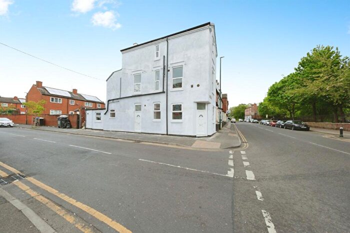 4 Bedroom End Of Terrace House For Sale In Hartley Road, Nottingham, NG7