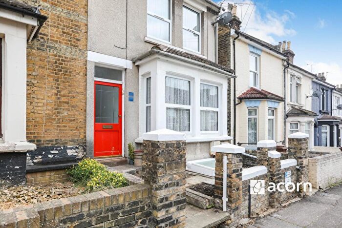 2 Bedroom Flat To Rent In Grove Road Strood, ME2