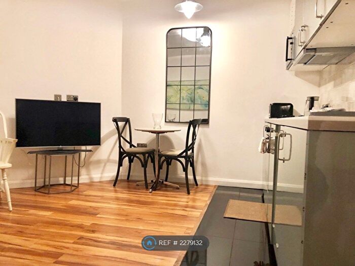 1 Bedroom Flat To Rent In Radnor Street, Swindon, SN1