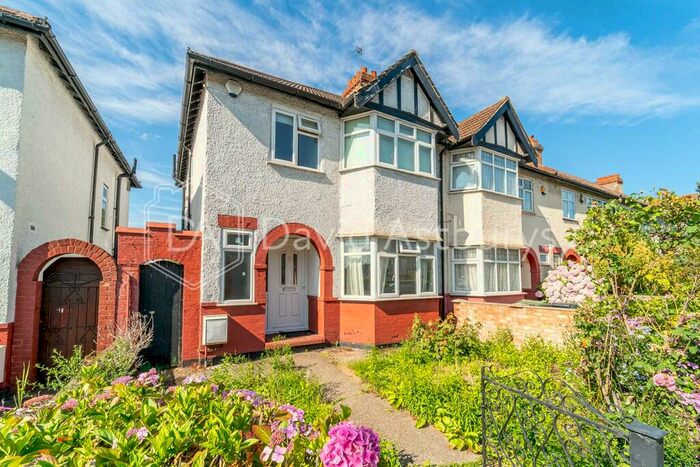 3 Bedroom End Of Terrace House To Rent In Hedge Lane, Palmers Green, London, N13