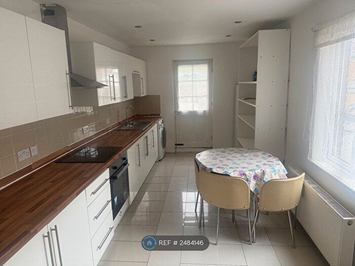 2 Bedroom Flat To Rent In Lea Bridge Road, London, E10
