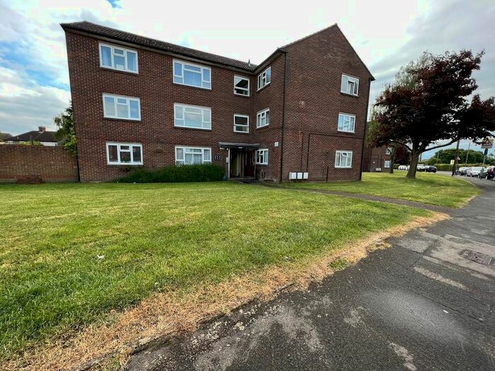 2 Bedroom Flat To Rent In Tower Road, Ware, SG12