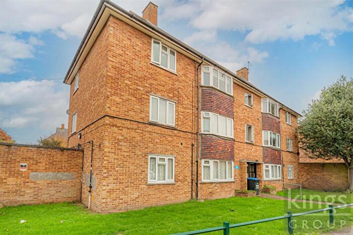 2 Bedroom Flat For Sale In Severn Drive, Enfield, EN1