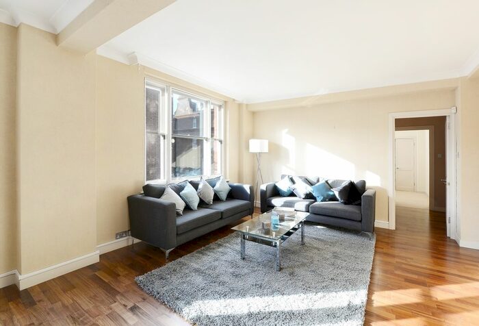 3 Bedroom Flat To Rent In Hill Street, London, W1J
