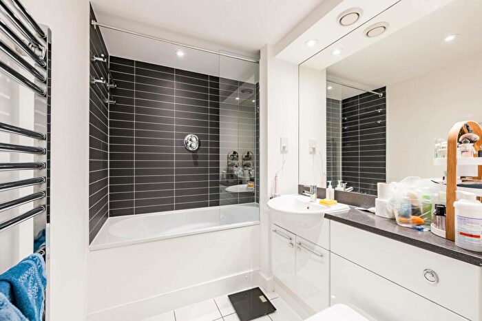 2 Bedroom Flat For Sale In Elektron Tower, Canary Wharf, London, E14