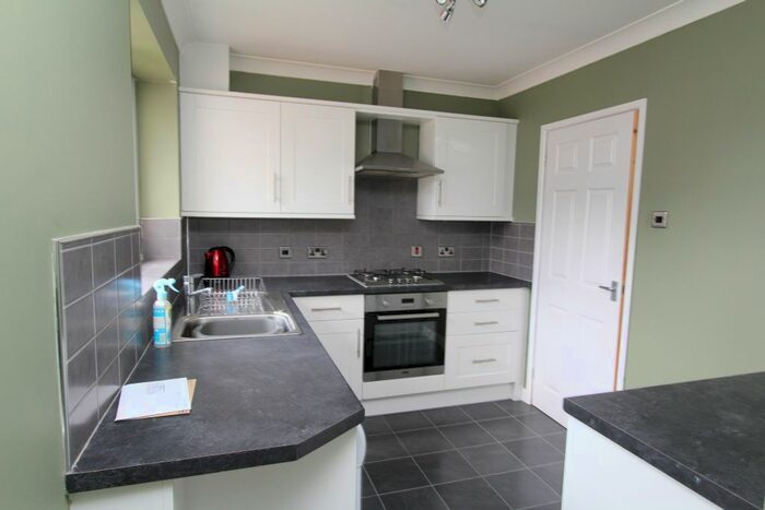 2 Bedroom Flat To Rent In Snape Hill Crescent, Dronfield, S18