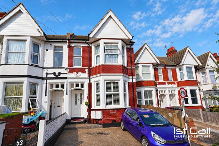 2 Bedroom Flat For Sale In Heygate Avenue, Southend On Sea, Essex, SS1