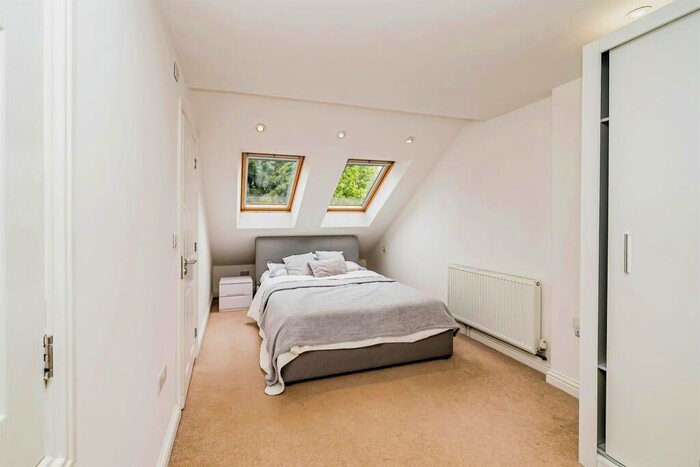 3 Bedroom Town House For Sale In Copse Close, Slough, SL1