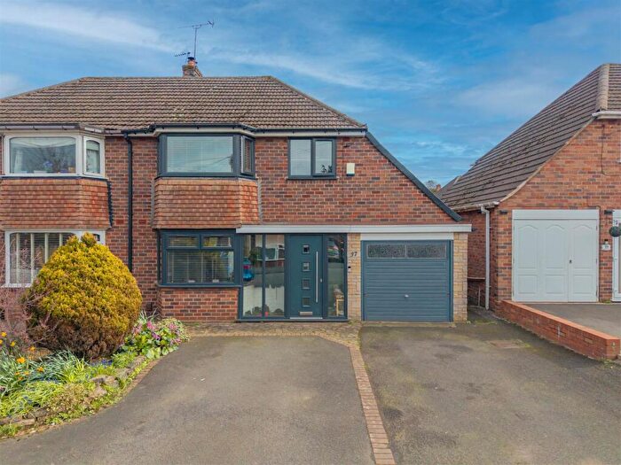 3 Bedroom Semi-Detached House For Sale In Dunstall Road, Halesowen, B63