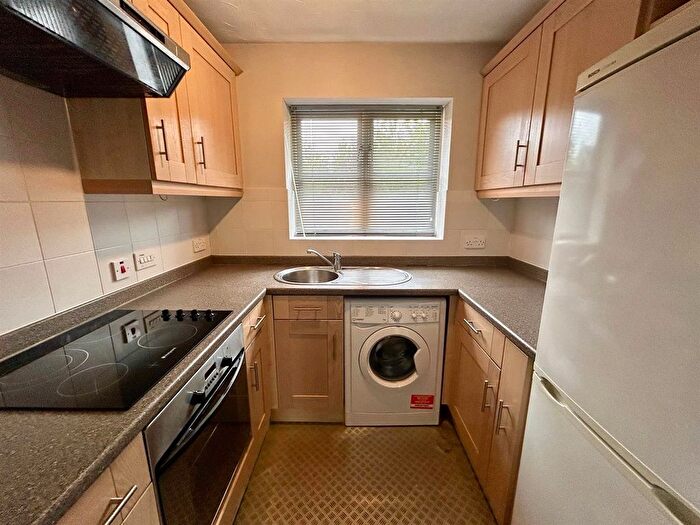 2 Bedroom Flat For Sale In Foxwood Chase, Waltham Abbey, EN9