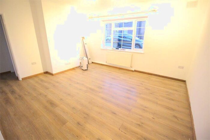 2 Bedroom Ground Flat To Rent In Parnell Close, Edgware, HA8