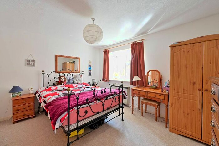 1 Bedroom Flat To Rent In Rotherwood Close, Wimbledon, London, SW20