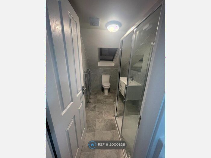 3 Bedroom Flat To Rent In Birkbeck Road - Upper, London, N17