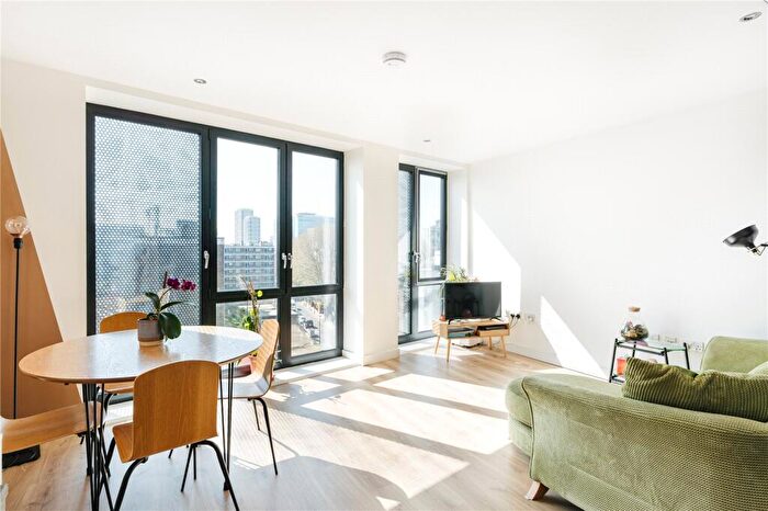 1 Bedroom Apartment To Rent In Buckhurst Street, Bethnal Green, London, E2