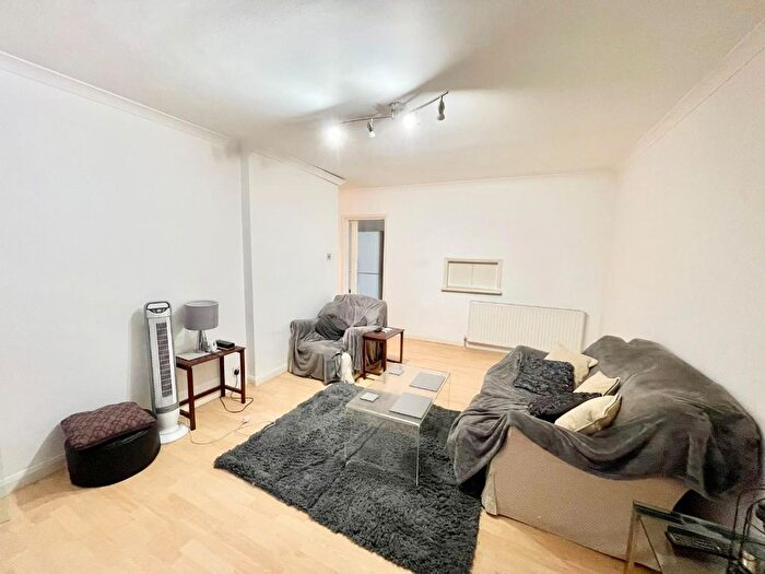 2 Bedroom Flat To Rent In Langham Gardens, London, W13