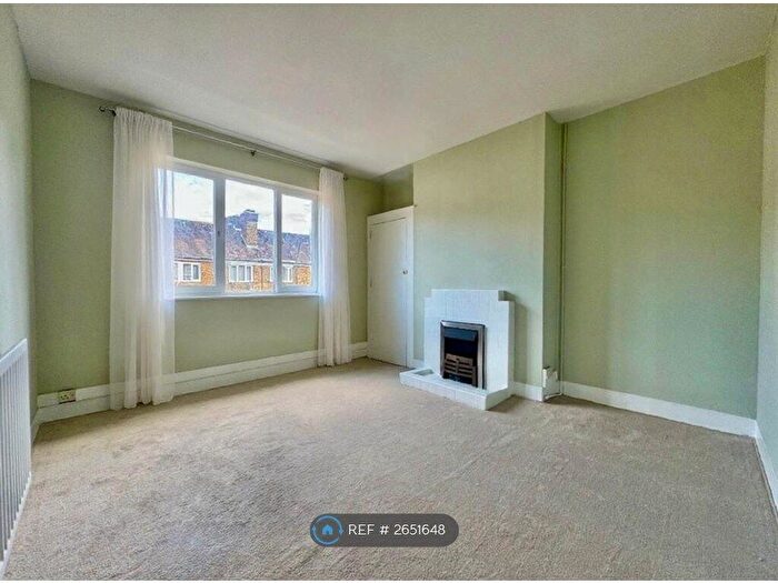 2 Bedroom Flat To Rent In Jean House, London, SW17