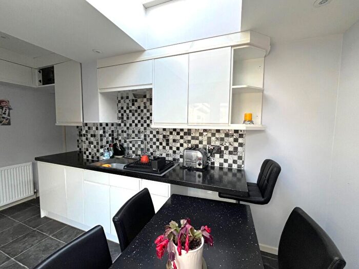 4 Bedroom Detached House For Sale In Valley Road, Harmans Cross, BH20 - Photo 8