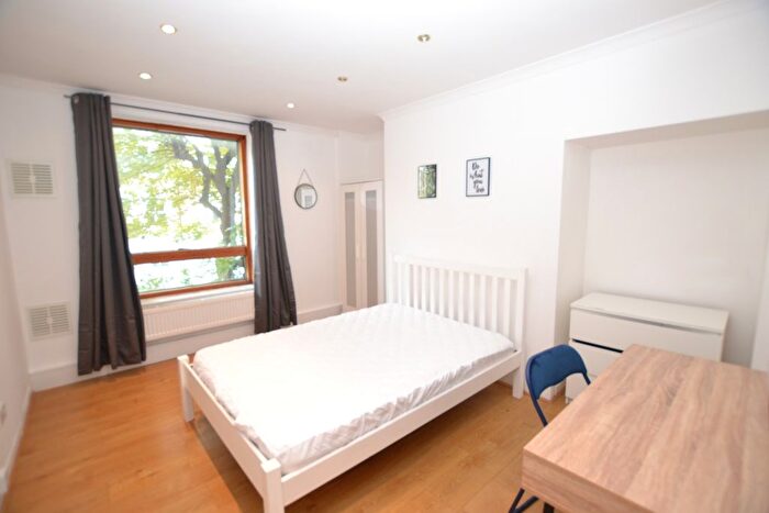 3 Bedroom Flat To Rent In Morecambe Street, London, SE17