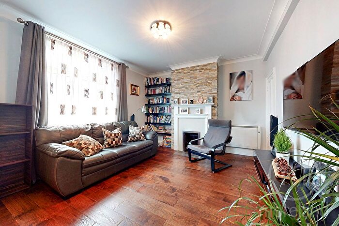 2 Bedroom Flat To Rent In Pennine Mansions, Pennine Drive, London, NW2