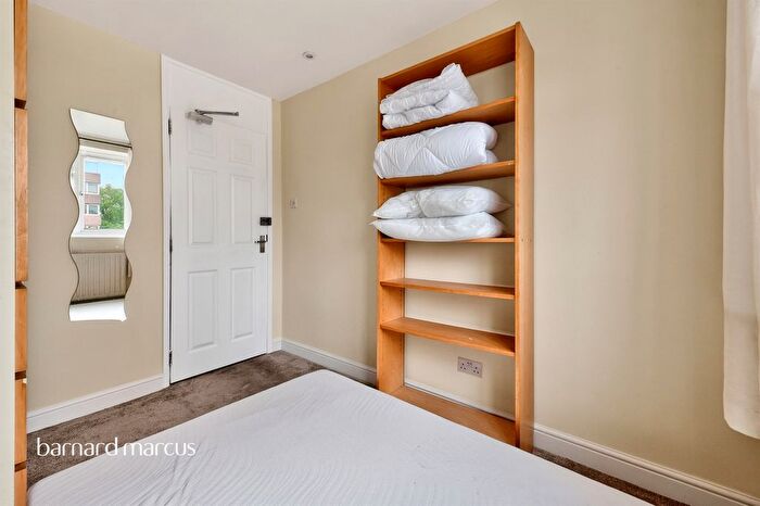 3 Bedroom Flat For Sale In Hazelhurst Road, London, SW17